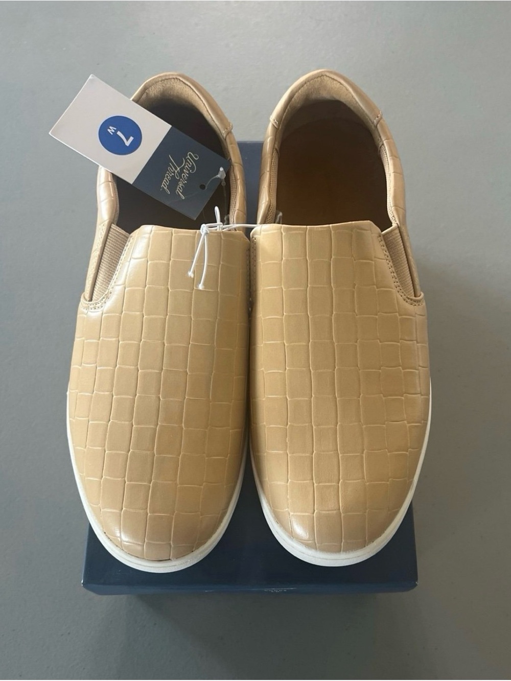 Women’s Shoes Size 7W
